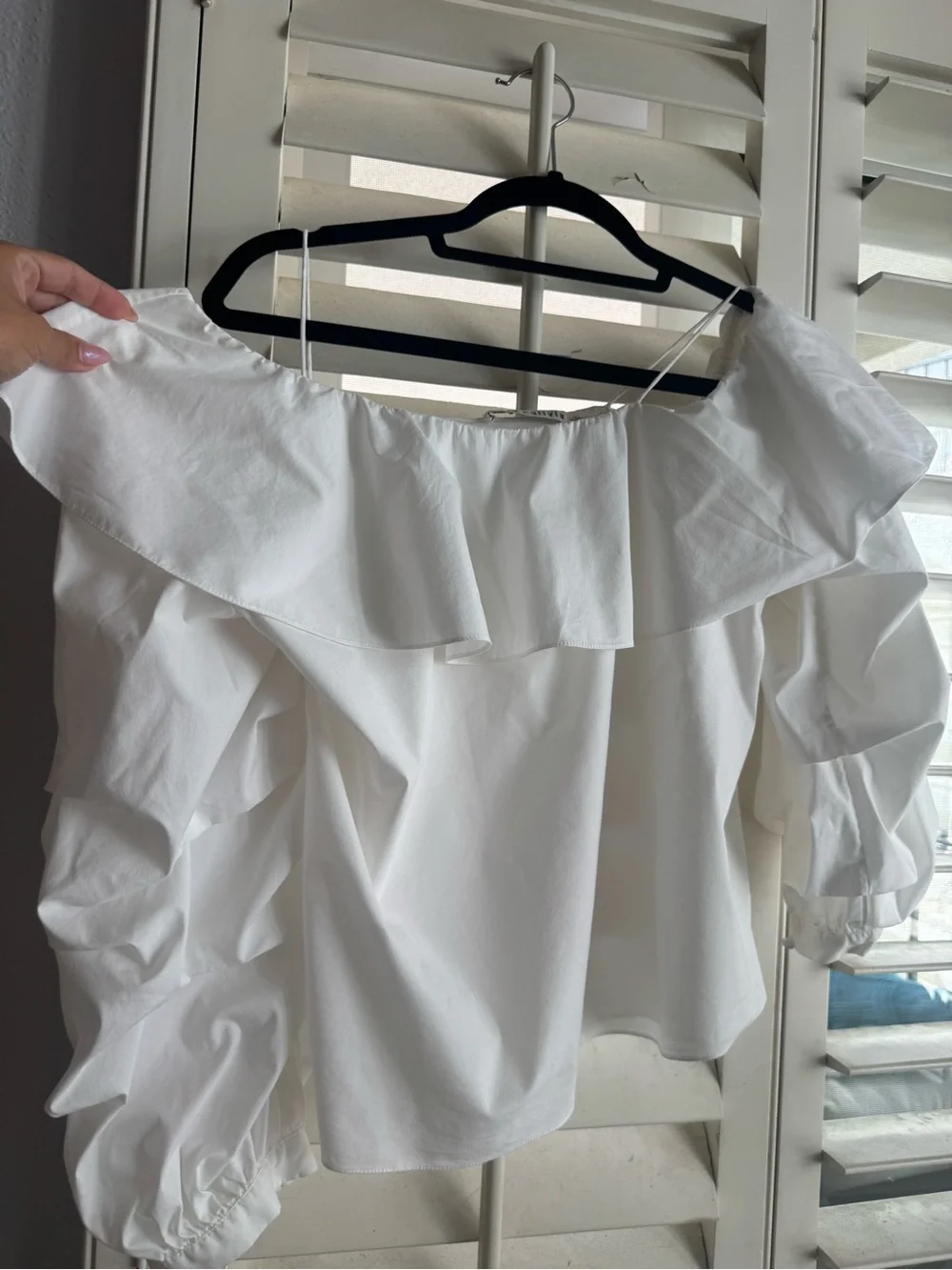Alice + Olivia White One-Shoulder Ruffle Blouse